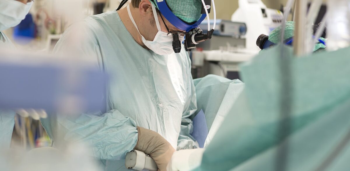 Herzspende: Prof. Dr. med. Michael Hübler bei der Transplantation