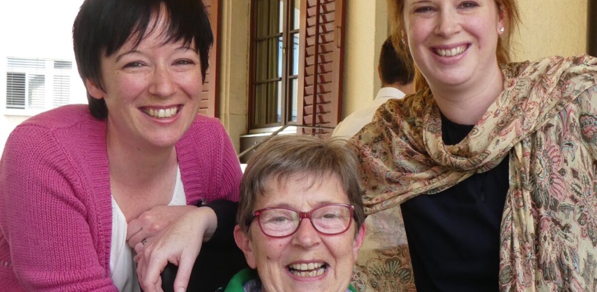 Geniessen die Zeit zusammen: ALS-Patientin Dorette Lüdi mit ihren Töchtern Stefanie (links) und Katharina.