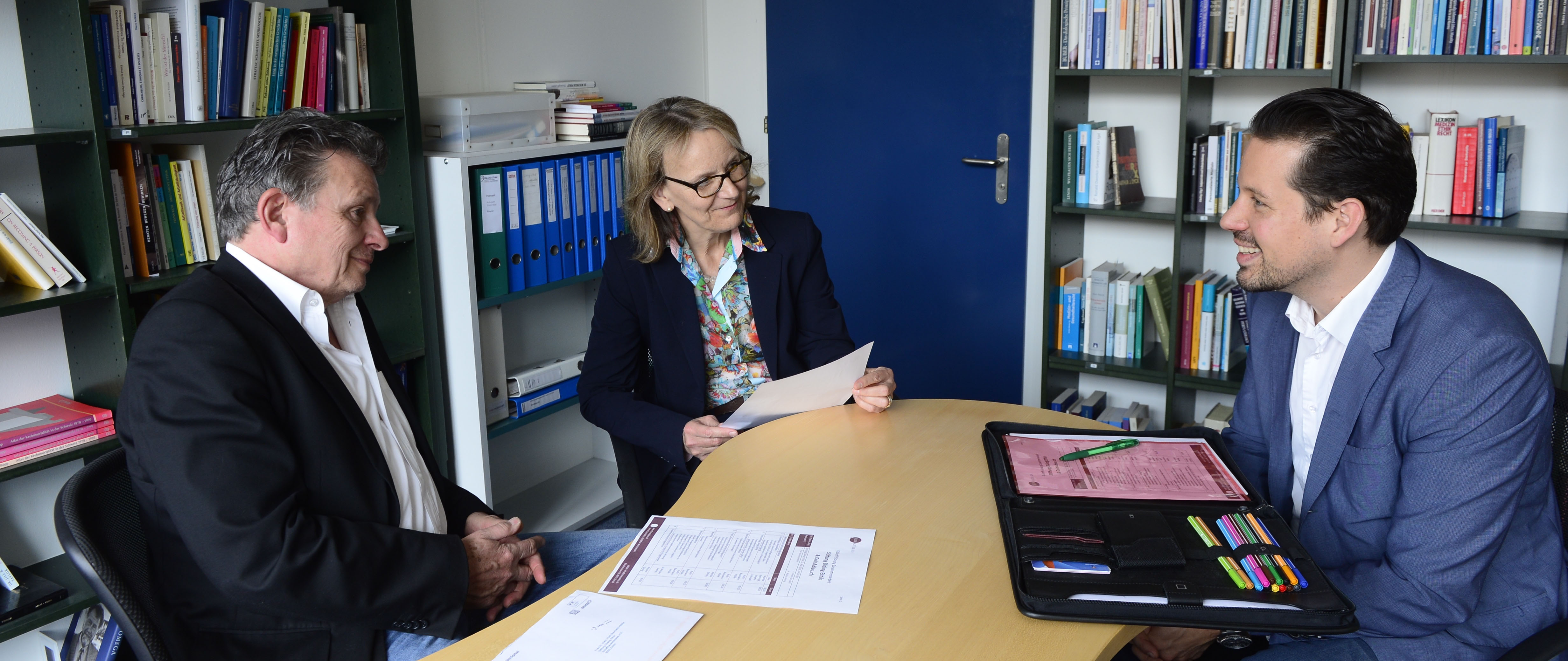 Interview im Büro von Dialog Ethik in Zürich. Nicolas Gehrig, CEO DeinAdieu und Martin Schuppli, Autor, unterhalten sich mit Ruth Baumann Hölzle, Theologin und Leiterin von Dialog Ethik.