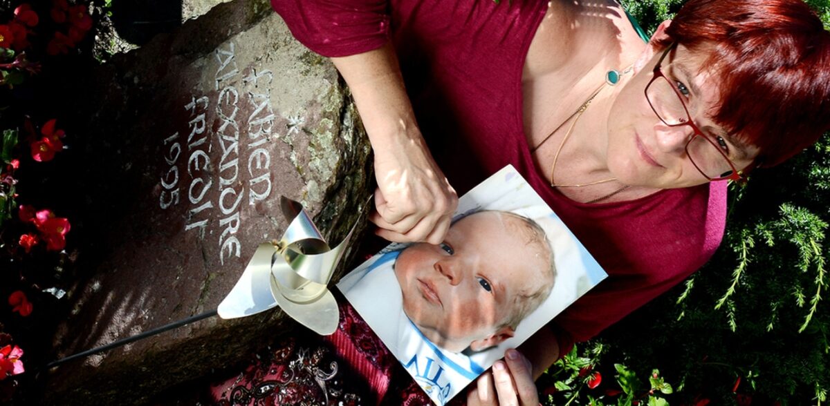 Kindstod. Christine Friedli-Koch am Grab ihres Sohnes Fabien.