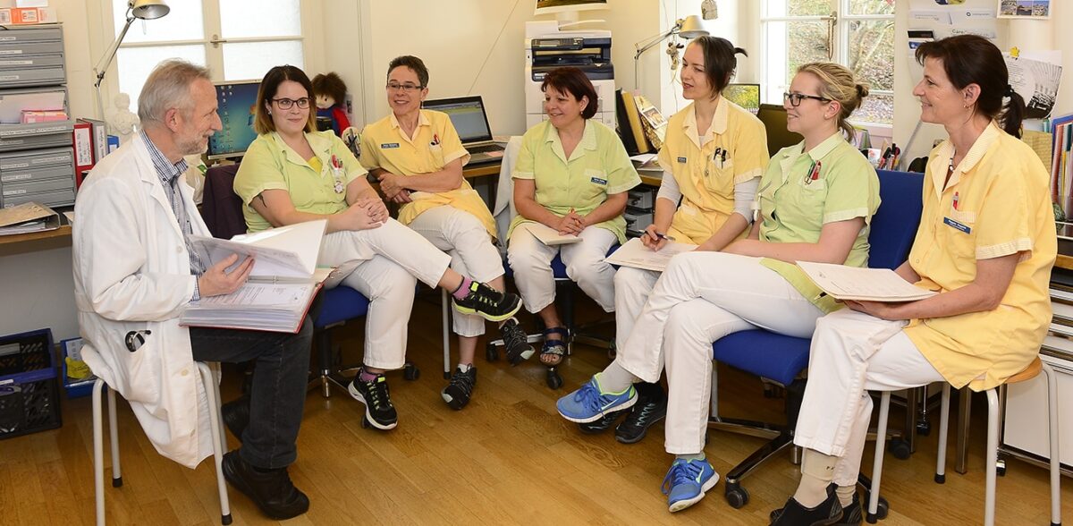 Altersmedizin: Dr. Roland Kunz mit einem Teil seines Teams in der Villa Sonnenberg, Affoltern am Albis. (Foto: Bruno Torricelli)