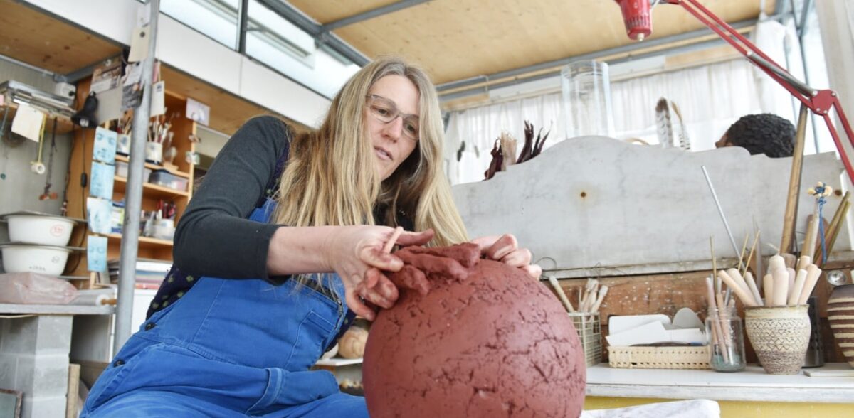 Regula Kaeser mit roter Urne