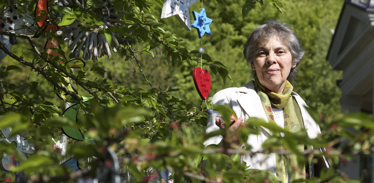 Spitalseelsorgerin Brigitte Amrein auf dem Kinderfeld im Luzerner Friedhof Friedental.