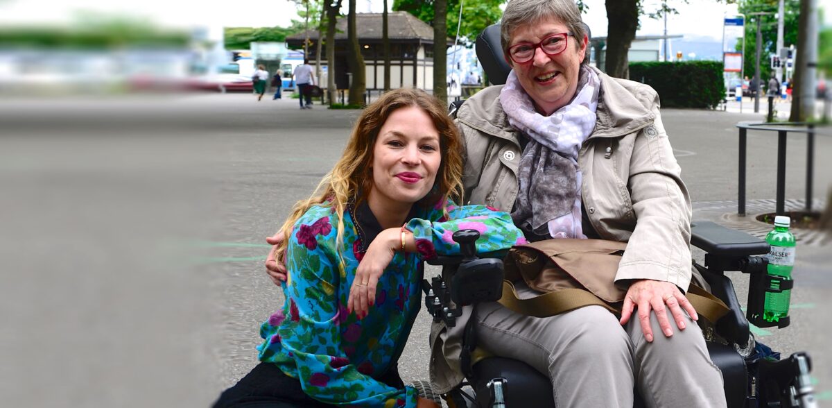 Anna Rossinelli (l.) und ALS-Patientin Dorette Lüdi