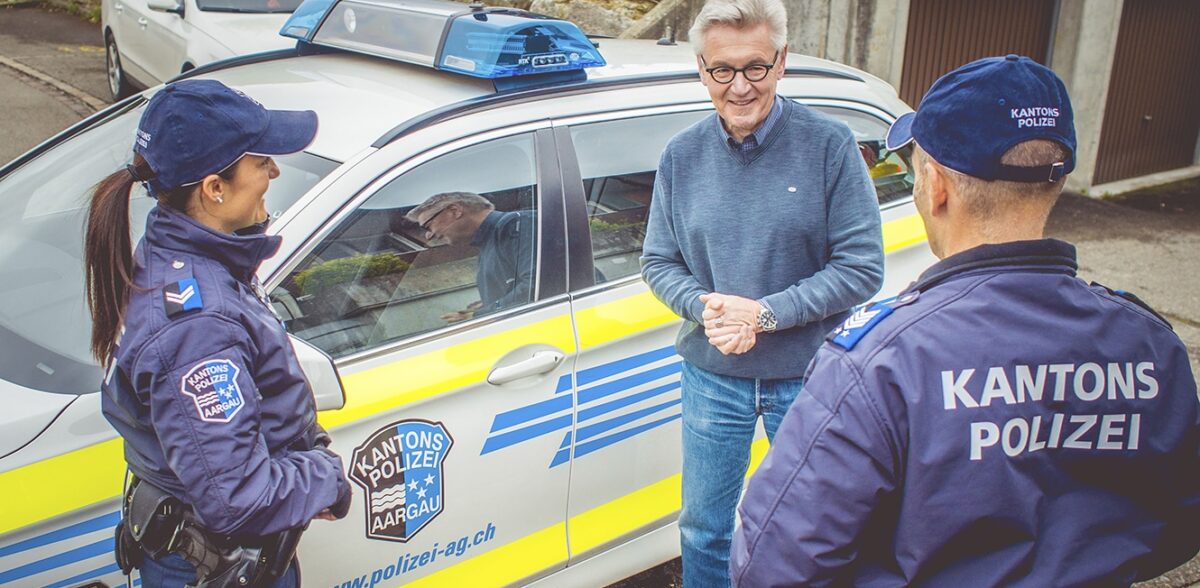 Polizistin und Polizist der Kapo Aargau mit Polizei Psychologe Horst Hablitz.