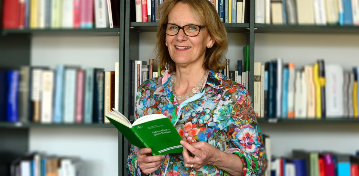Dr. Ruth Baumann-Hölzle, Theologin und Leiterin des Instituts Dialog und Ethik.