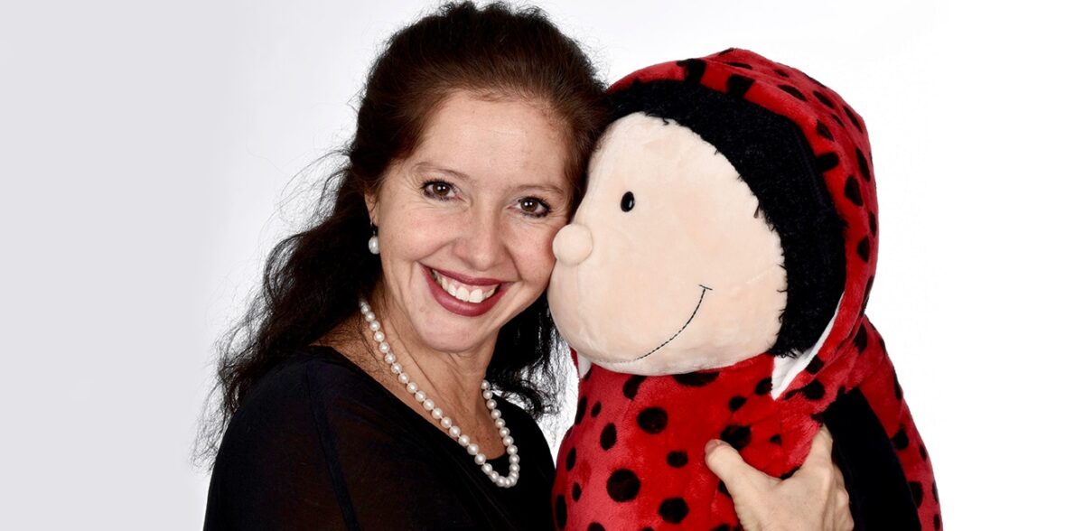 Sabine Shah mit dem Maskottchen ihrer Jasmina Soraya Fondation