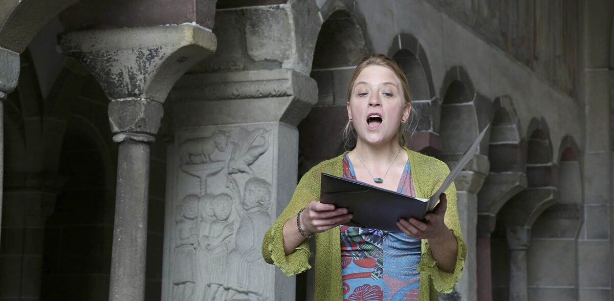 Vera Briner verzaubert mit glockenheller Stimme die geschäftige Stimmung rund um den Kreuzgang der Fraumünsterkirche in Zürich.