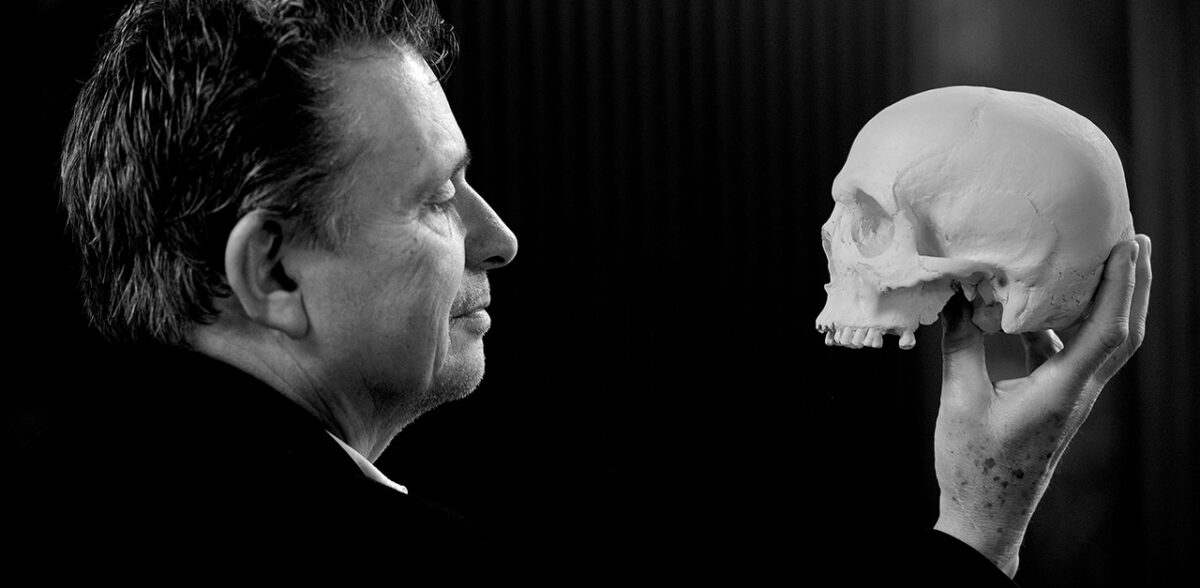 Tod. DeinAdieu-Autor Martin Schuppli mit Schädel