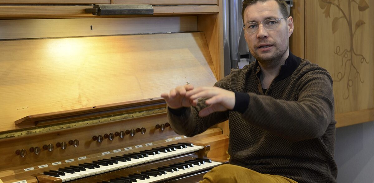 Alexander Seidel, Vollblut-Kirchenmusiker. Er ist Organist, Countertenor sowie Dirigent und Sänger
