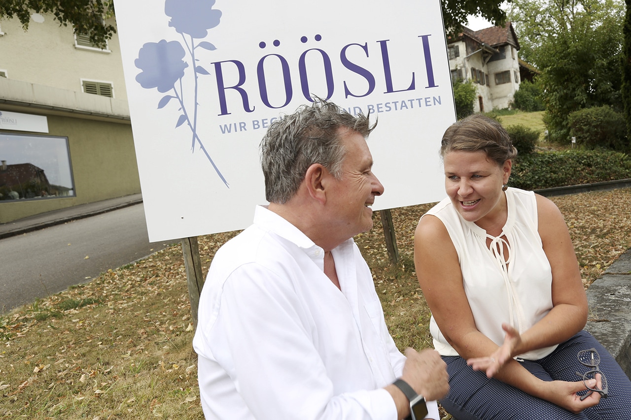 Bestatterin Kathrin Röösli mit DeinAdieu-Autor Martin Schuppli