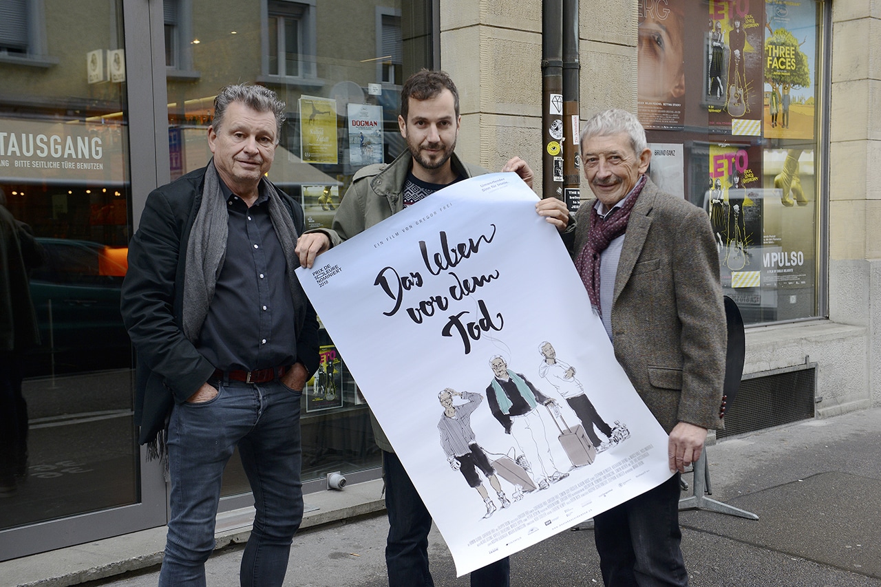 Freitod, Gregor Frei, Filmregisseur mit Filmplakat
