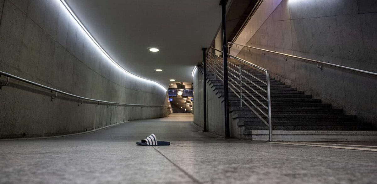 Corona-Zeit: einsame Adilette im Bahnhof Bern