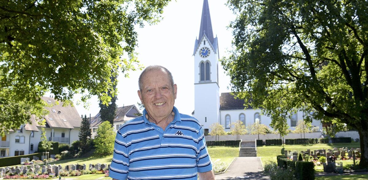 Dieter Förster vor der ref. Kirche Bauma