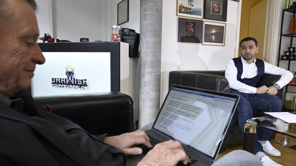 Flüchtling Hussein Darwish, Coiffure, Belp beim Interview mit DeinAdeiu-Autor Martin Schuppli