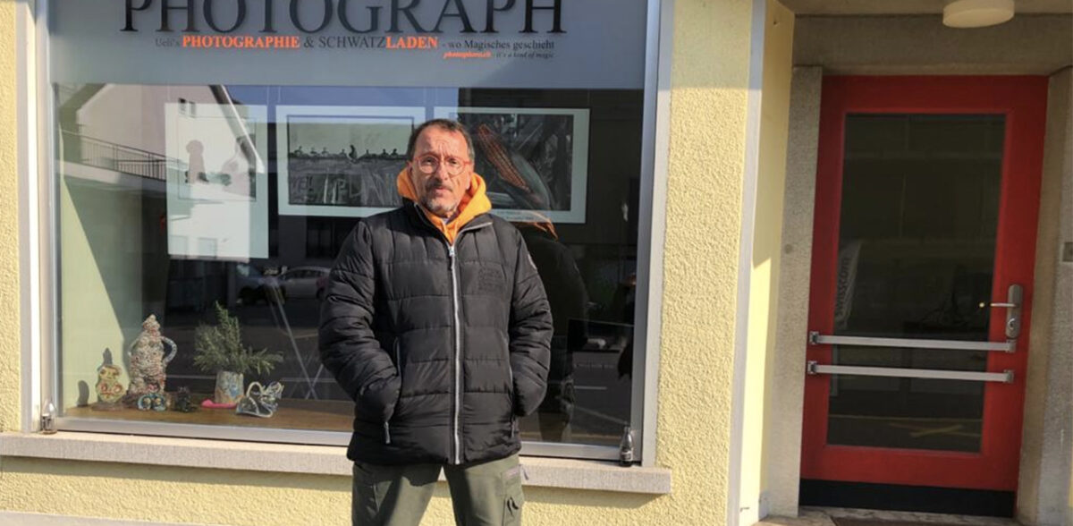 Ueli Hiltpold vor seinem Photographie & Schwatzladen in Belp BE